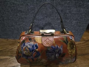 Borsa a tracolla Patricia Nash in pelle con fiori di iris acquerello nuova con etichetta - Foto 1 di 12