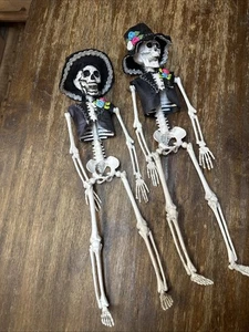 Giorno dei Morti 16" Set Uomo, Due Scheletri -Decorazioni da Appendere a Parete / Halloween - Foto 1 di 6