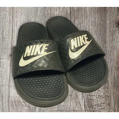 Nike Benassi diapositivas patrón diamante negro. Talla 5 Foto 1 de 4
