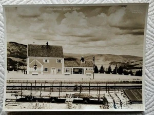 NORGES STATSBANER~CHEMIN DE FER D'ÉTAT NORVEGIEN~SORLANDSBANEN~HJUKSEBO STATION~ - Bild 1 von 2