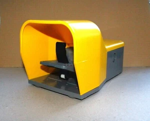 Comepi PS1213 Fußschalter mit 2NO + 2NC Snap Action Gelb (7096) - Bild 1 von 8