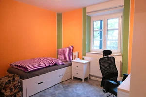 Frisch Renoviertes, hergerichtetes voll ausgestattetes Zimmer für w. Mitbewohner - Bild 1 von 19