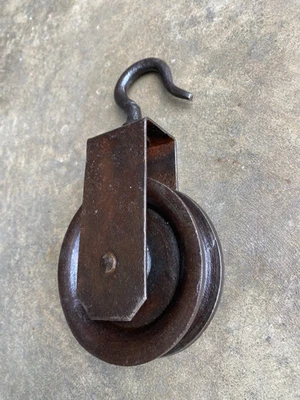 Ancienne  poulie en fer et fonte 22 cm - Photo 1/3