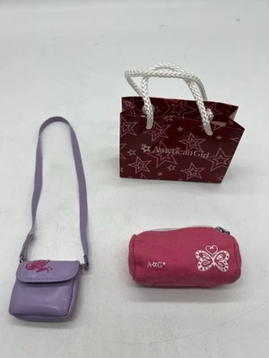 Bolso morado, bolsa de la compra tamaño muñeca y bolsa de gimnasio cosmética de American Girl Truly Me Foto 1 de 4