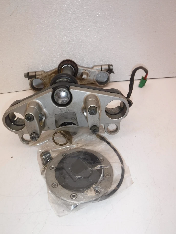 Suzuki gs500e 1993 triple juego de árbol con abrazaderas interruptor de encendido y llaves de tapa de gas Foto 1 de 4