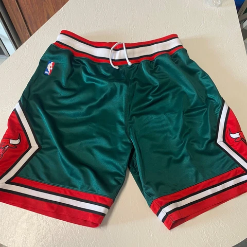 NEW Mitchell and Ness Authentic Chicago Bulls 08-09 Shorts Large Green Week Cover