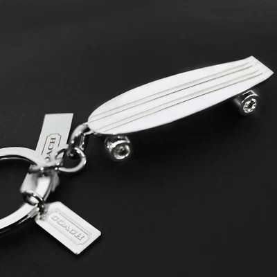 Chaveiro de skate novo com etiquetas Coach prata níquel rolo FOB prata NOVO  - Imagem 1 de 4