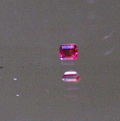 1 Turmalin Rubellit 0,29 ct Viereck facettiert 2,5 x 3,4 x 3,8 mm fein augenrein - Bild 1 von 4