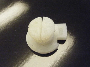NEW STIHL 038 PLASTIC PLUG - Picture 1 of 1