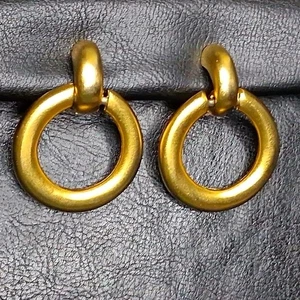 Vintage KJL Kenneth Lane Door Knock Style Clip On Earrings Gold Tone. 15.648 - Picture 1 of 7