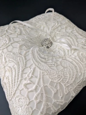 Almohada portadora de anillo de encaje blanco con sujeción manual boda blanca Foto 1 de 4