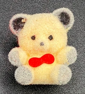 Vintage Pin 1980er Fuzzy Bear mit roter Schleife - kostenloser Versand - Bild 1 von 5