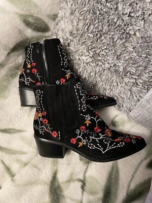 Botas bordadas florales negras Missguided para dama Reino Unido 5 Foto 1 de 4