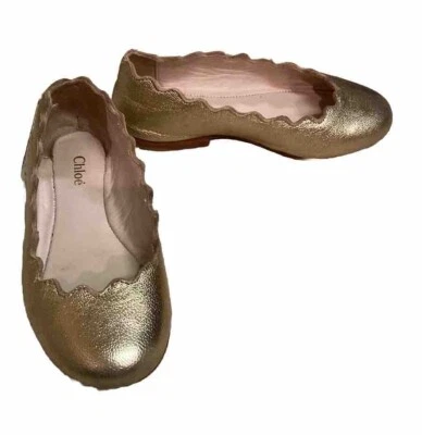 Niñas CHLOE Cuero Dorado Lauren Vieira Bailarina Zapato Plano Talla 25 EE. UU. 8 Usado en Excelente Condición Foto 1 de 4