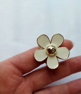 Marc Jacobs Sz 7.5 Gold Tone Ivory Enamel Painted Daisy Solid Perfume Ring
