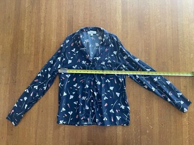 Blusa Amour Vert 100% Seda Cuello Botón Azul Rosa Estampado Floral LS Mediana M Usada en Excelente Condición Foto 1 de 3