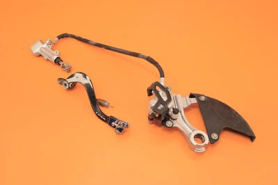 2013 06-18 KX450F KX 450F OEM Pinza de freno trasera Soporte Cilindro maestro Palanca Foto 1 de 4