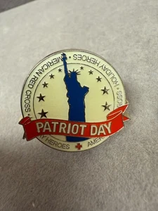 Prendedor de solapa esmaltado vintage de la Estatua de la Libertad de la Cruz Roja Americana del Día del Patriota 7180 - Imagen 1 de 3