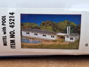 HO Scale BACHMANN ROADSIDE MOTEL WITH POOL KIT Item #45214 - Picture 1 of 2