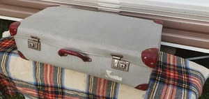 Maleta Vintage Cuadros y Borde Rojo con Forro Original 7.5" H x 25" W x 13.25" D - Imagen 1 de 10
