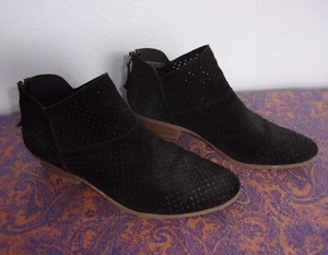 Kenneth Cole Reaction perforierte schwarze Wildleder-Booties 8,5 B "Sidewalk" sehr guter Zustand - Bild 1 von 8