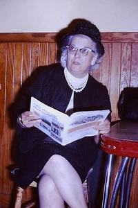 1967-Vintage 35mm Slide, Lady Modeling, sitting for Amateur Photographer # 6069 - Picture 1 of 1