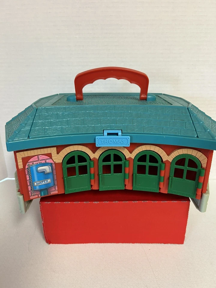 Estuche de transporte Thomas the Train & Friends Roundhouse Station para jugar Foto 1 de 4