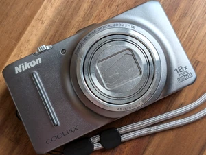 Nikon Coolpix S9300 16,0 megapixel fotocamera digitale 18x zoom ottico funziona in grigio inglese - Foto 1 di 14