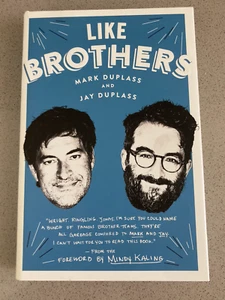 LIKE BROTHERS Hardcover von Mark & Jay Duplass (Vorwort von Mindy Kaling) - NEU - Bild 1 von 2