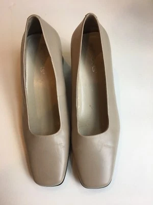 Zapatos para mujer Softspots nude beige cuero superior talla 8M punta cerrada tacones  Foto 1 de 4
