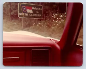 Vintage Fotografie Willkommen in North Carolina Straßenschild von innen rotes Fahrzeug - Bild 1 von 2
