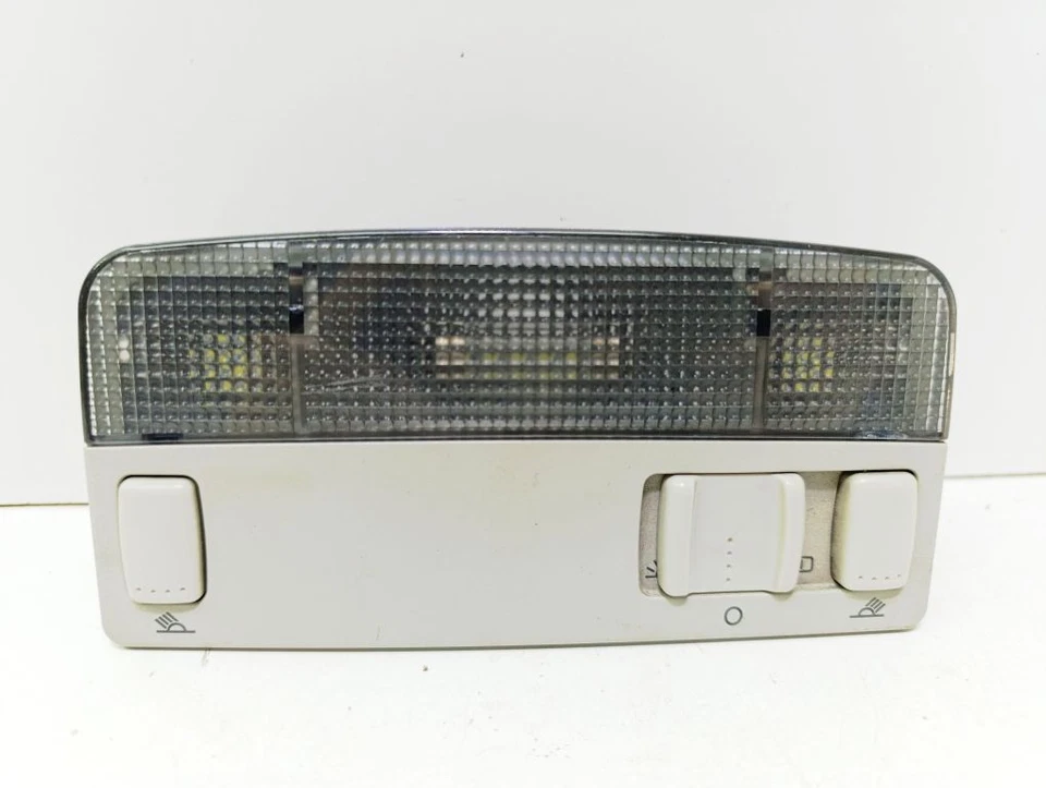 Volkswagen Golf IV 1999 Innenraumbeleuchtung vorne 3B0947105C UST131642 - Imagem 1 de 4