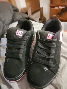 Zapato Deportivo DC Court Graffik Low Top Skate, Negro/Rosa, 6 US Big Kid Usado 1x - Imagen 1 de 7