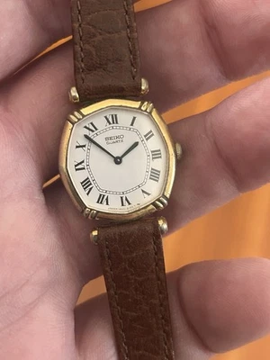 😍 ГОТОВ К НОСКЕ! Необычные винтажные римские кварцевые часы 80-х SEIKO с овальным бамбуком - Изображение 1 из 4