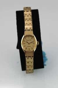 Reloj Bulova Mujer Dorado Acero Inoxidable Resistente al Agua Batería Cuarzo - Imagen 1 de 6