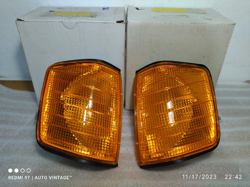 Par de luzes de seta Mercedes-Benz W201 190E NOS direita e esquerda fabricadas na Itália - Imagem 1 de 4
