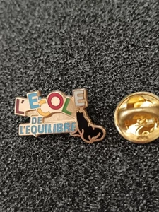 Pin's Pins Pin Enamel 63 DIVERS Otarie Phoque "L'ÉCOLE DE L'ÉQUILIBRE" signé A.B - Picture 1 of 5