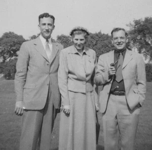 50er Jahre hübsche Männer hübsche Frau Freunde Portrait Outdoor Feld - Bild 1 von 3