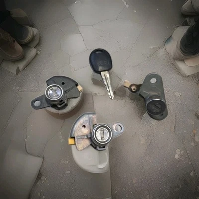 Juego de cerraduras de puerta para conductores y pasajeros Kia Rio 2003-2005 con llave OEM usado Foto 1 de 4