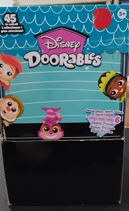 Disney Doorables Serie 6 VOLLES KOFFER 26X Stück Brandneu in Box UNGEÖFFNET 26X - Bild 1 von 7
