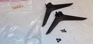 Hisense 43RGE4 43" TV Basis Beine Ständer mit Befestigungsschrauben - Bild 1 von 1