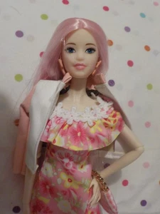 NEU Wunderschöne GELENKTE SUPERMODEL Puppe 12", rosa Haare, Kleid, Socken, Stiefel, Mantel schick - Bild 1 von 4