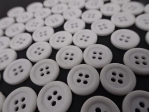 Vintage weiße Puppenauge 4-Loch Knöpfe mit erhöhtem Rand 14 mm 100 Stück AA59 - Bild 1 von 8