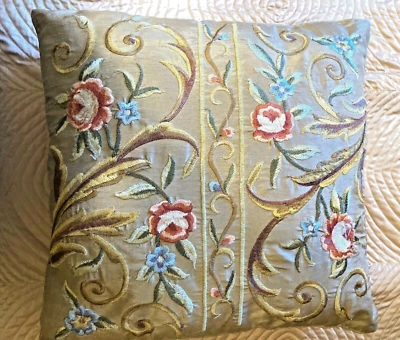 Cojín SEDA SINTÉTICA MARRÓN TOSTADO PATRÓN FLORAL BORDADO Almohada Cuadrada 16" x 16" Foto 1 de 4