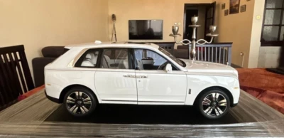 Rolls-Royce Cullinan (Bianco) [Apertura completa + Luci] Di: Amalgama scala 1:8 - Immagine 1 di 4