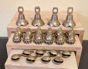 24 kleine Vintage Messing Glocken 3 Stile, mehrere sind Krallen, Indien - Bild 1 von 3