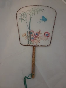 Handbemalter Paddelfächer aus Seide und Bambus aus Fuzhou, China - Bild 1 von 7