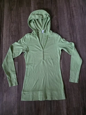 Camiseta con capucha Juniors Verde LS District Threads Talla M Usada en Excelente Condición Foto 1 de 4