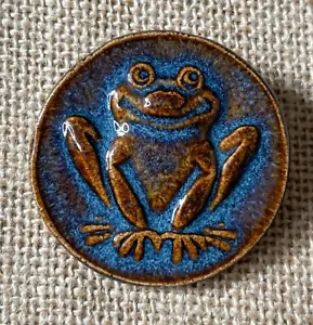 Frog Toad Round Brooch Pin Signed Art Pottery Kitsch Novelty Goblin Gremlin Core - Picture 1 of 4
