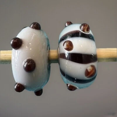 Auténtico juego de 2 cuentas Troll de cristal de Murano marrón/blanco 925 S punto irregular -leer Foto 1 de 4